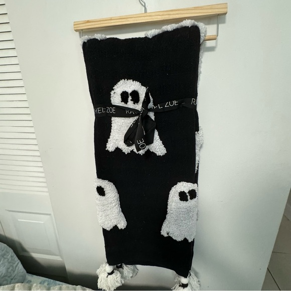 Rachel Zoe Classic Black and White Ghost blanket - Picture 6 of 8